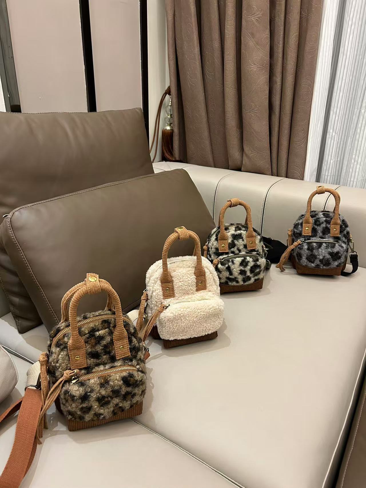 Mála láimhe beag déanta as paiste uan TRUST-U, beag agus dlúth, do mhná, bog agus ildánach, foirfe don ghualainn nó don mhála láimhe