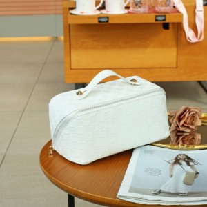 TRUST-U نیا PU بڑی صلاحیت والا مونوگرام واٹر پروف ٹوائلٹری بیگ/میک اپ بیگ