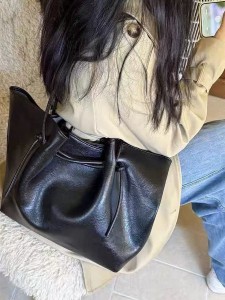 TRUST-U Korean style large capacity commuter autumn and winter retro lazy style strap tote bag