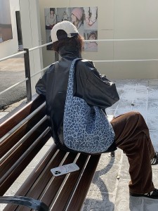 Sac TRUST-U en toile bleue à imprimé léopard, style coréen, tendance et polyvalent, sac bandoulière, sac porté épaule, grande capacité, cabas idéal pour les trajets quotidiens