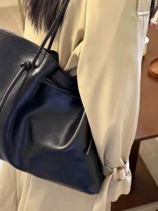 TRUST-U Korean style large capacity commuter autumn and winter retro lazy style strap tote bag