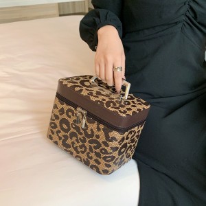 TRUST-U Portable cosmetic bag, large capacity cosmetic case, internet celebrity retro small travel case, small square bag, toiletry bag