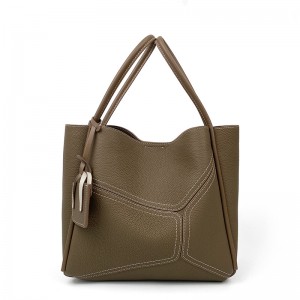 Карактеристики на производот Оваа женска кожна чанта е изработена од овчо кожа, мека и издржлива, истакнувајќи го високиот квалитет на текстурата и елеганцијата. Дизајнот на куќиштето е едноставен и дарежлив, а деталите ја покажуваат изработката, што е идеален избор за вашиот секојдневен живот и работа. ** Големина ** 38*8*18 см ** Карактеристики ** 1. ** Дизајн со голем капацитет **: Главниот дел е простран, во кој лесно може да се сместат секојдневни предмети, како што се паричници, мобилни телефони, козметика, таблети итн. 2. ** Мултифункционална преграда **: Внатре има повеќе прегради, вклучувајќи џеб со патент и два влошки, кои се погодни за сортирање и складирање предмети и нивно одржување чисти и уредни. 3. ** Безбедност **: Горниот дел има висококвалитетен дизајн со патент за да се осигура дека вашите предмети се безбедни и дека нема лесно да се изгубат. ** Применливо сценарио ** Без разлика дали патувате, купувате или присуствувате на забава, оваа чанта може да додаде стил и практичност, е совршена комбинација од практичност и убавина. Приказ на производот