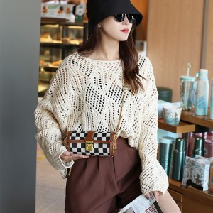 Noua colecție de toamnă/iarnă TRUST-U Babylon prezintă o geantă sofisticată cu lanț, cu un design matlasat versatil și elegant, pentru un aspect unic.