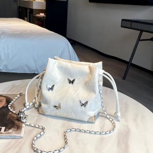 ಟ್ರಸ್ಟ್-ಯು ಬಟರ್‌ಫ್ಲೈ ಚೈನ್ ಬಕೆಟ್ ಬ್ಯಾಗ್, ಸರಳ ಮತ್ತು ಸೊಗಸಾದ ಡ್ರಾಸ್ಟ್ರಿಂಗ್ ಪ್ಲೆಟೆಡ್ ವಿನ್ಯಾಸ, ಚಿಕ್ ಮತ್ತು ವಿಶಿಷ್ಟ ಮಹಿಳೆಯರ ಭುಜದ ಚೀಲ.