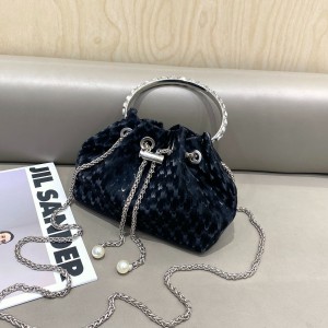 កាបូបខ្សែសង្វាក់ដែលបំផុសគំនិតដោយ TRUST-U ម៉ាក Chanel, កាបូបដាក់ខ្សែសង្វាក់ដែលបំផុសគំនិតដោយវាយនភាពខ្ពស់