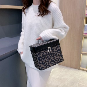 TRUST-U Portable cosmetic bag, large capacity cosmetic case, internet celebrity retro small travel case, small square bag, toiletry bag