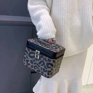 TRUST-U Portable cosmetic bag, large capacity cosmetic case, internet celebrity retro small travel case, small square bag, toiletry bag